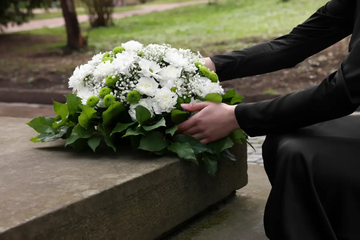 Bloemen op een graf leggen